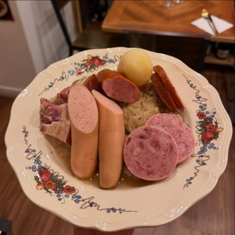 Assiette généreuse de charcuterie