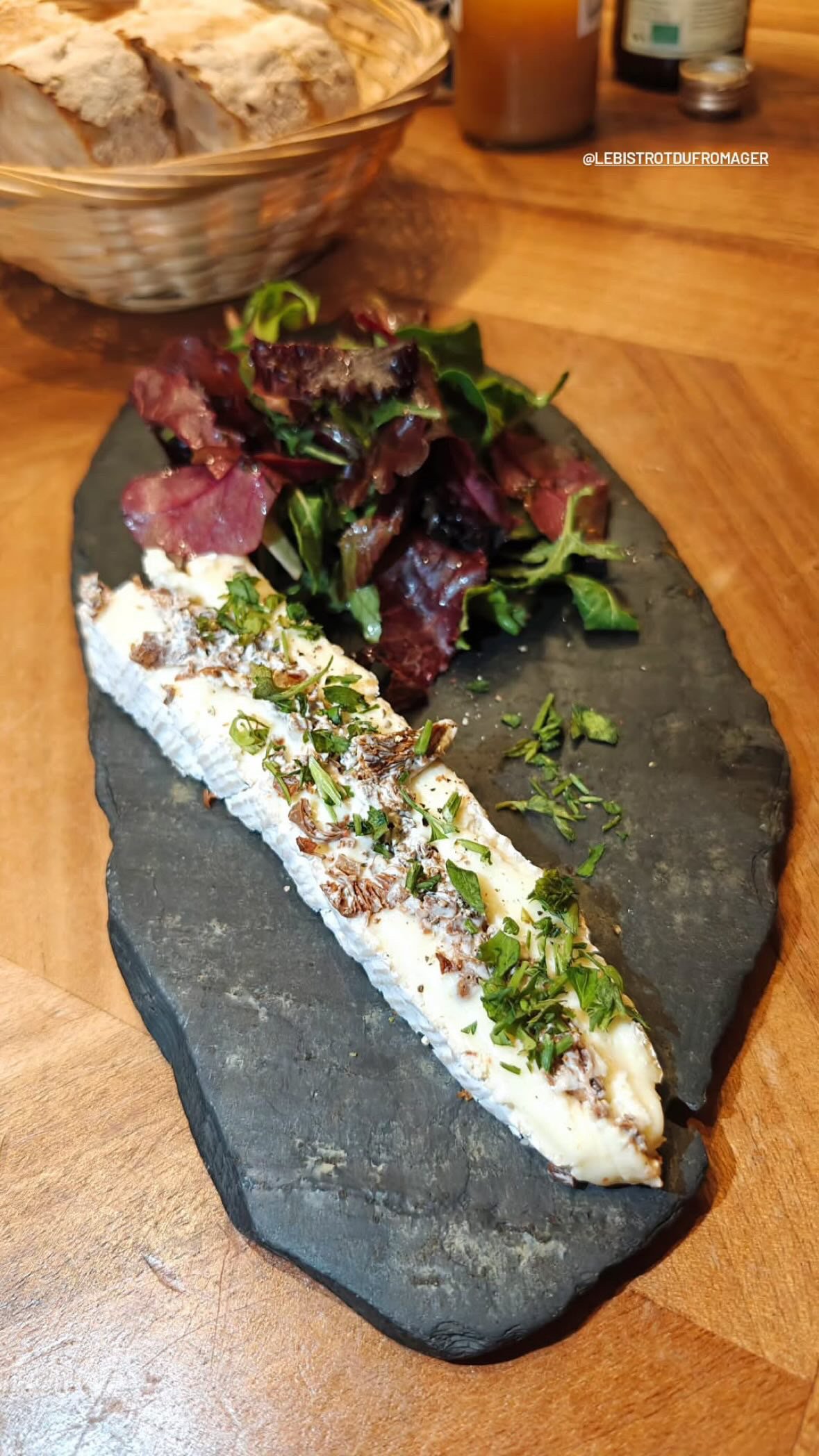 Brie garni de girolles et de mascarpone, servi sur ardoise