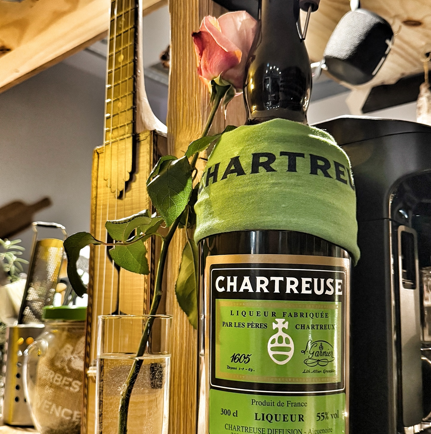 Le coin Chartreuse du Bistrot, bouteilles et lumière chaude