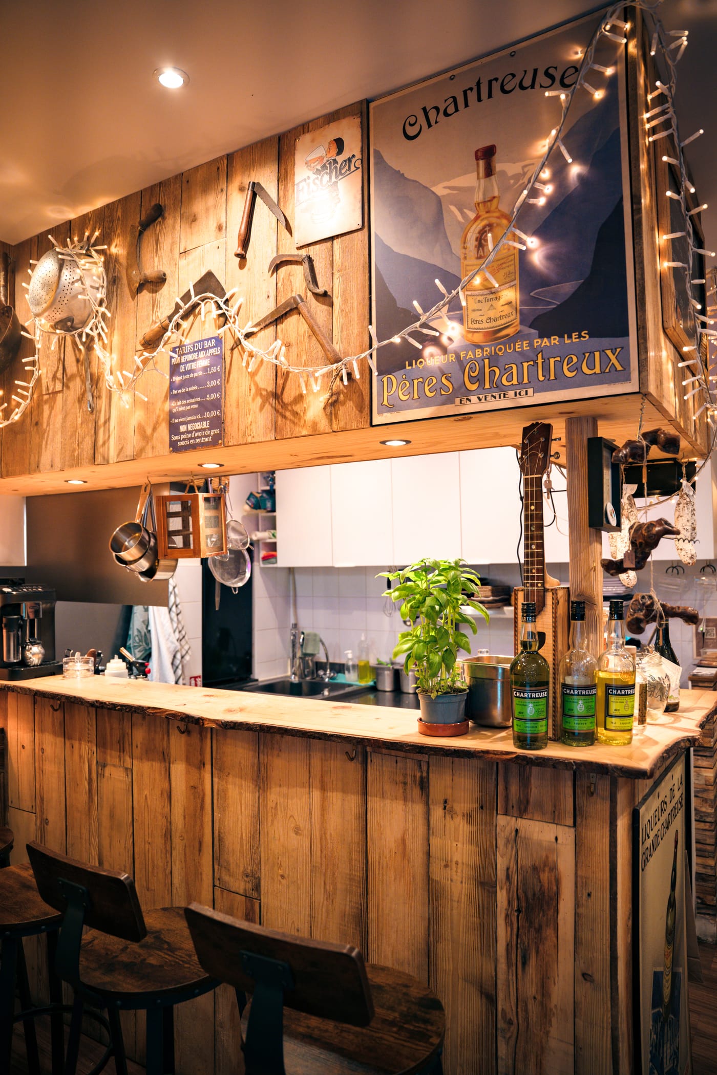 Le comptoir en bois du Bistrot du Fromager, ambiance bar à vin dans le Vieux-Nice