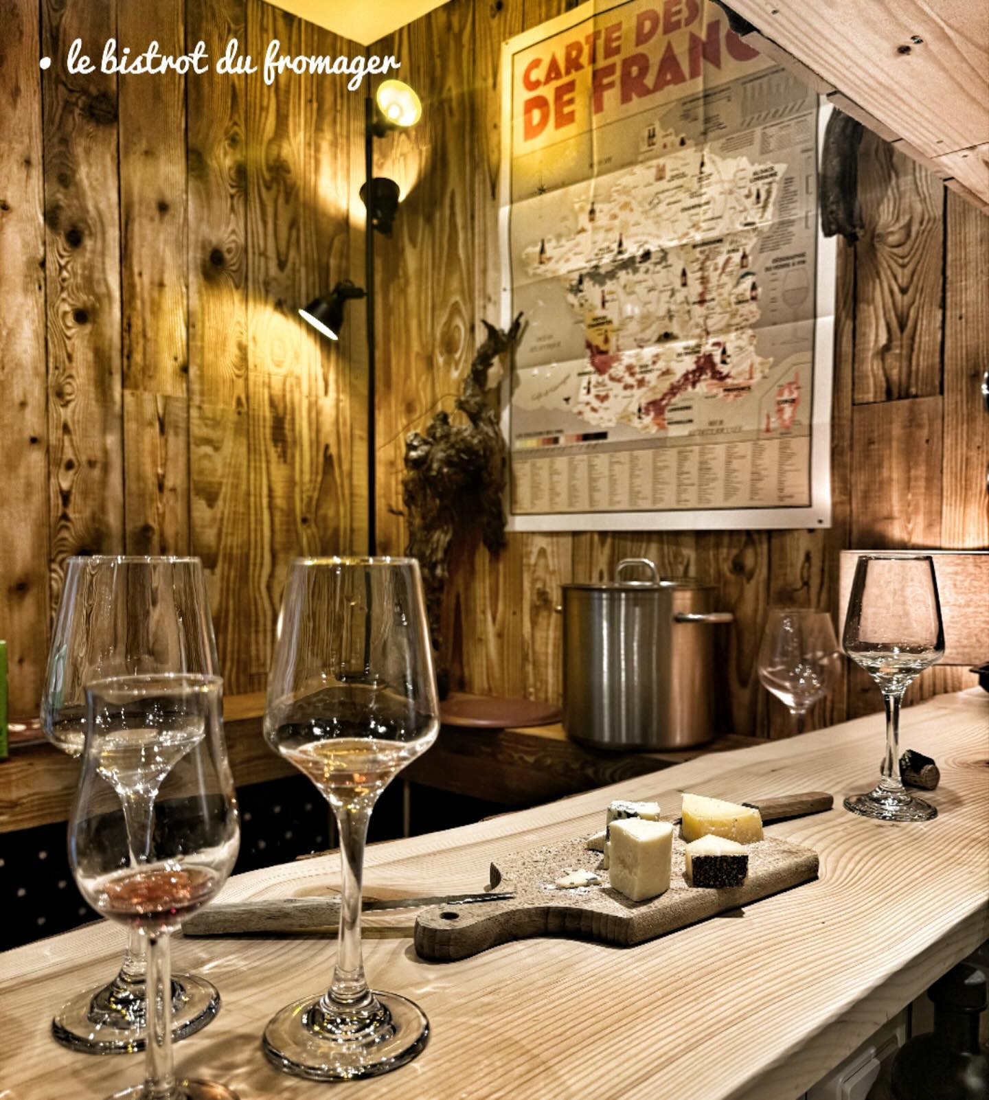 Fromages et verres de vin sur le comptoir