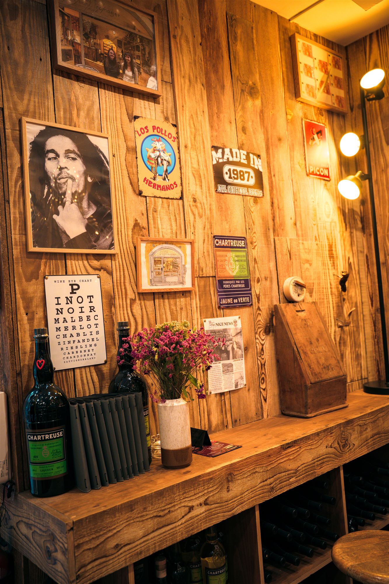 Le mur aux souvenirs du Bistrot, affiches vintage et fleurs