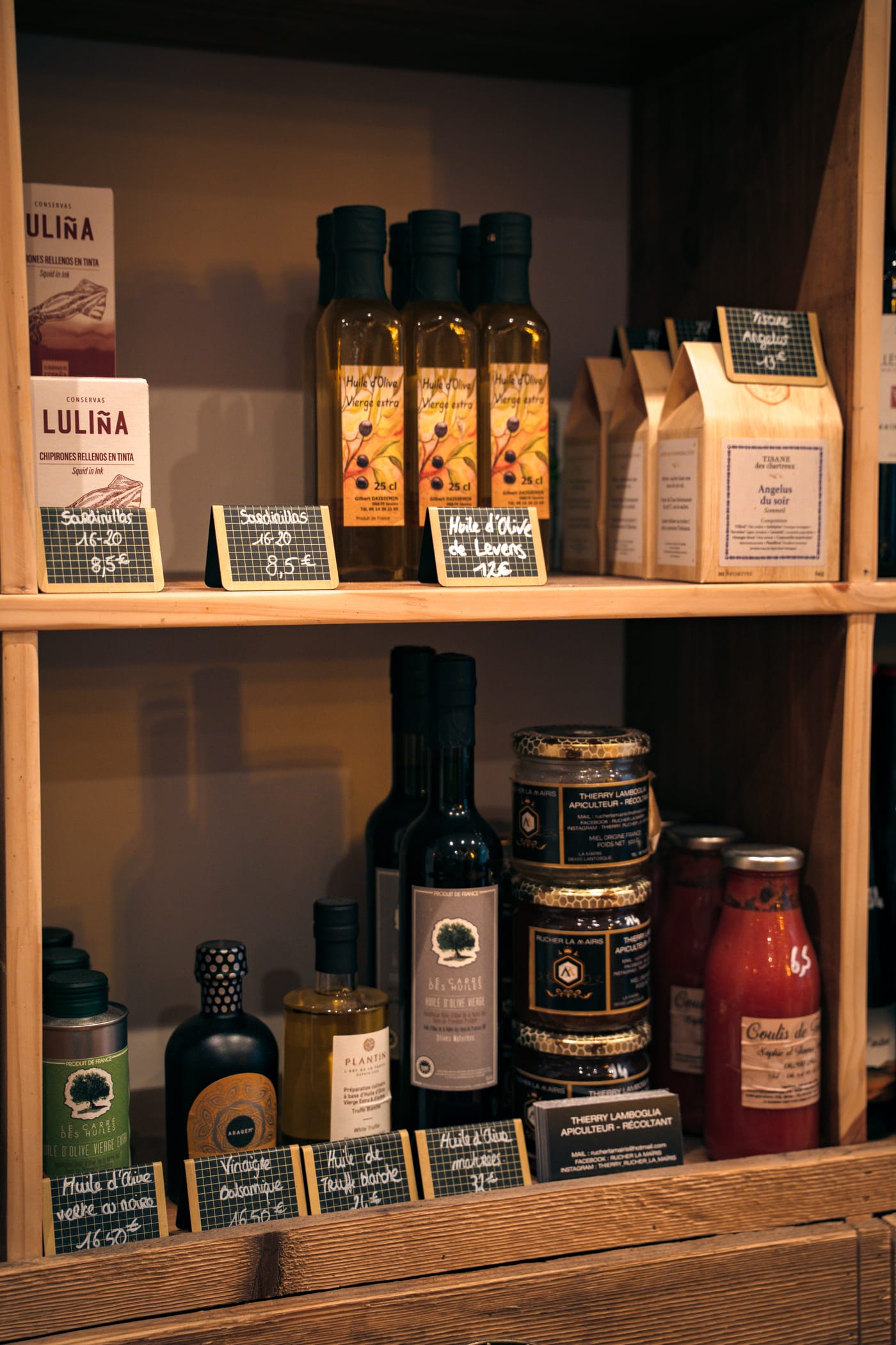 Étagères d'épicerie fine, huiles et conserves d'exception