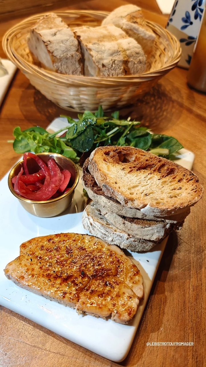 Assiette de foie gras servie au comptoir