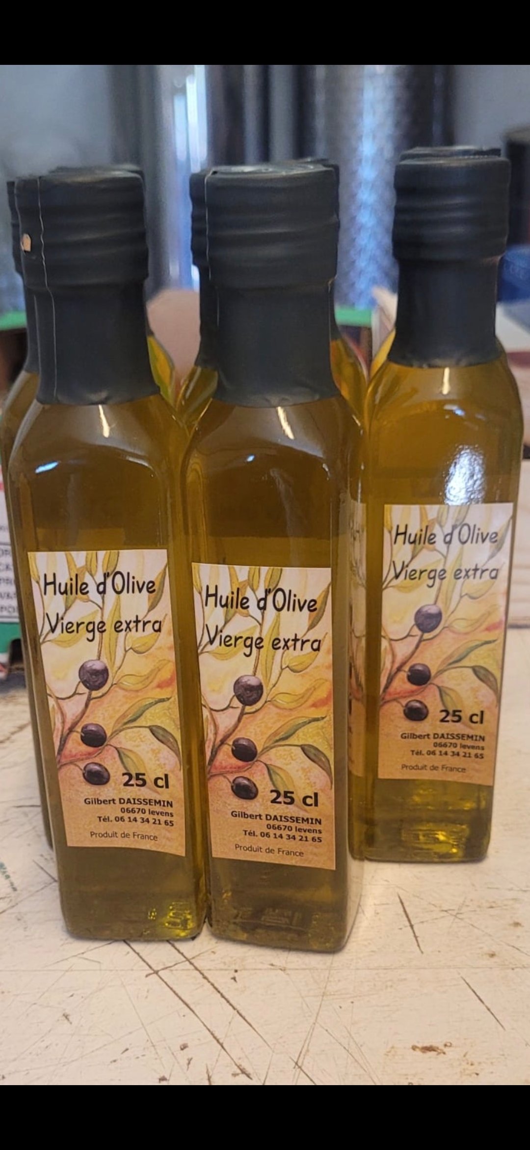 Bouteilles d'huile d'olive vierge extra de Gilbert Daissemin, Levens