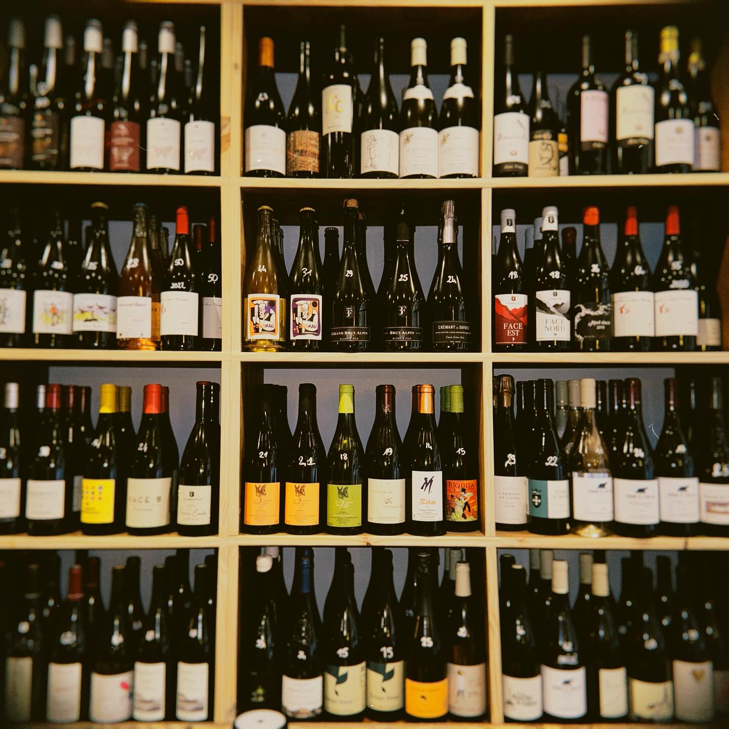 Casiers du mur de bouteilles de la cave, vins naturels de toutes les régions