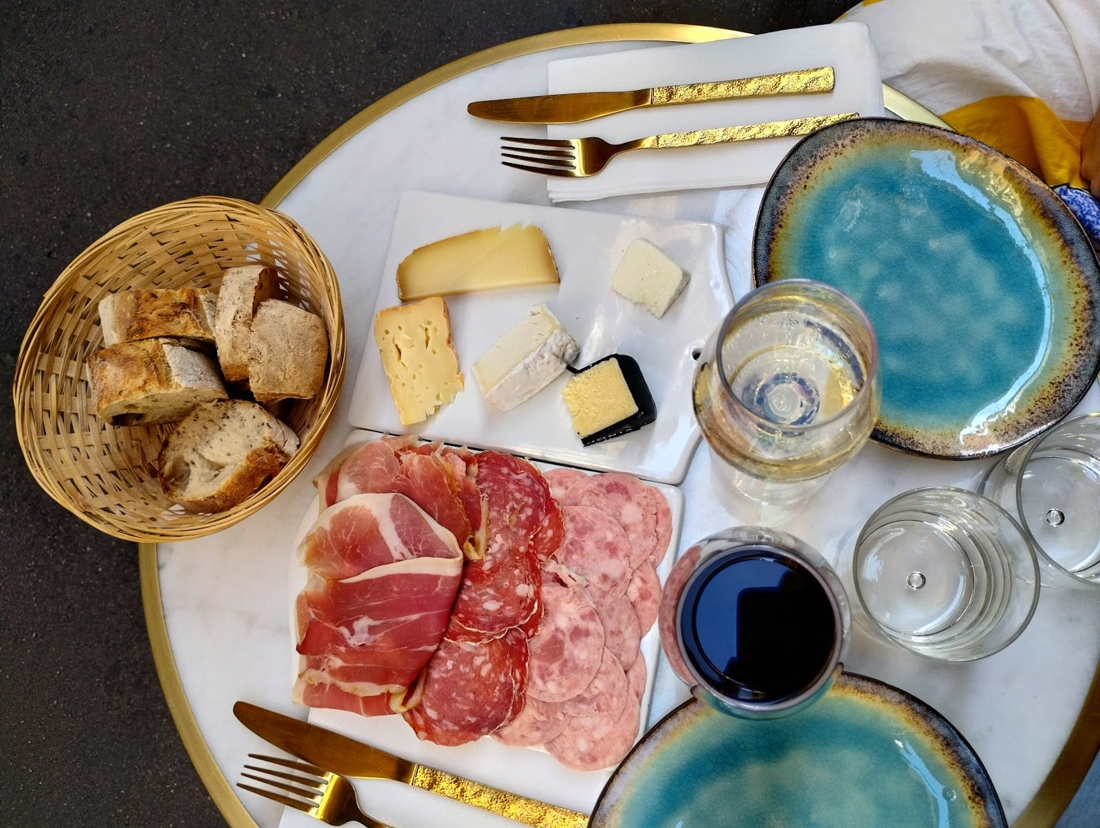 Planche de fromages affinés et charcuterie