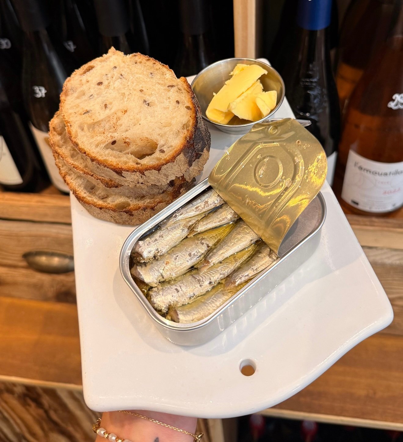 Petites sardines Conservas Luliña à l'huile d'olive, servies avec pain