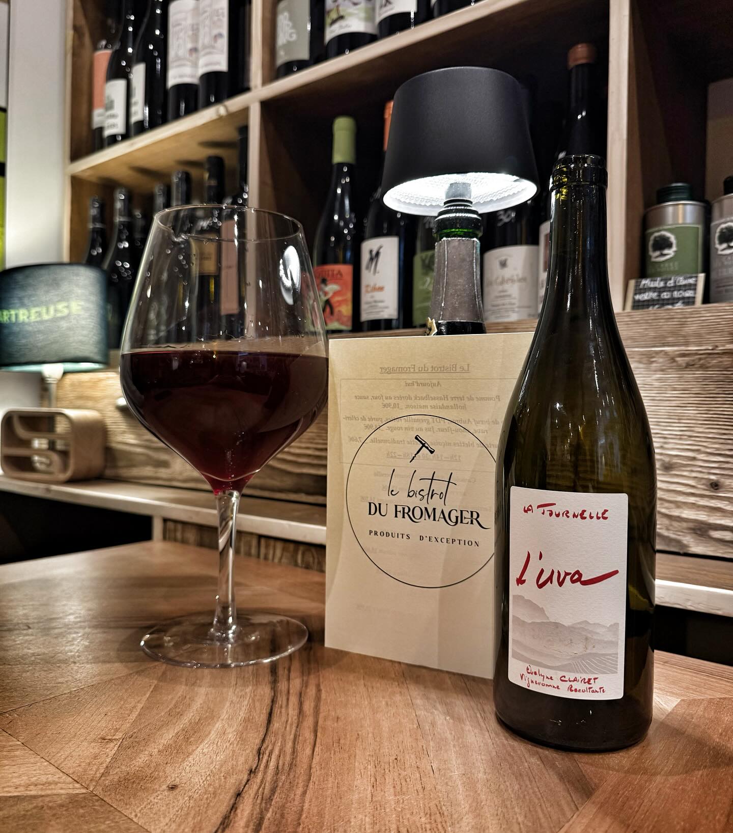 Un verre de vin naturel au comptoir