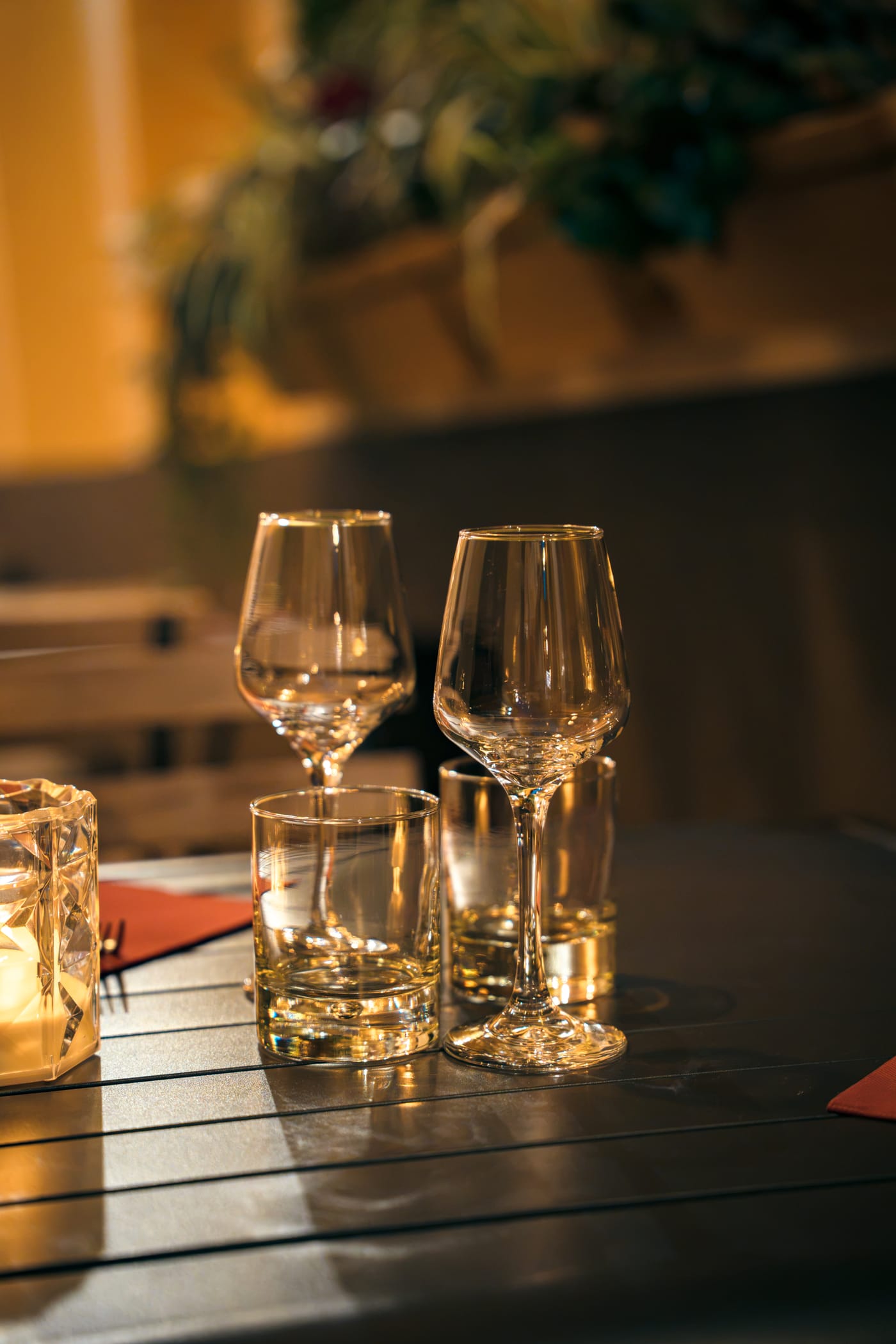 Verres de vin à la bougie, le soir en terrasse