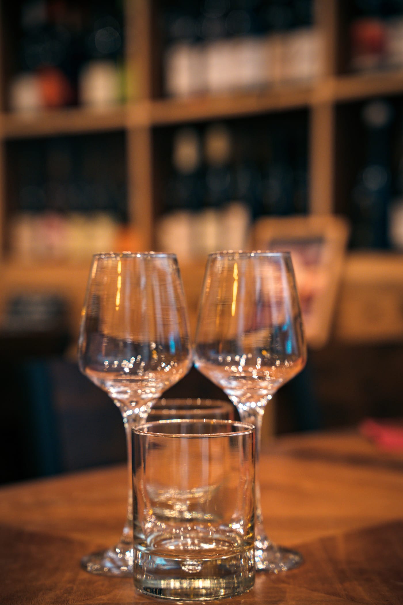 Verres de vin sur une table du Bistrot du Fromager