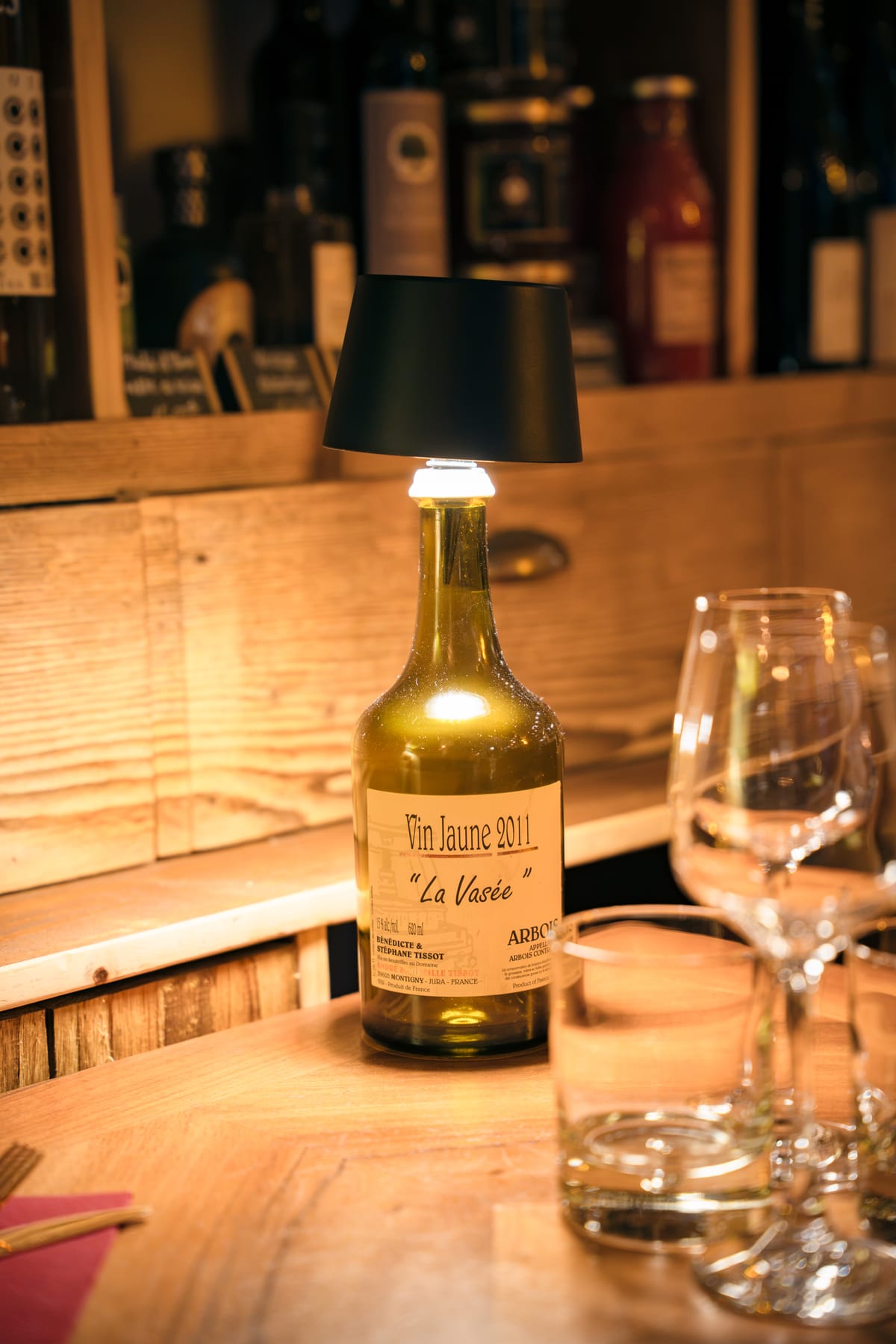 Bouteille de vin jaune du Jura éclairée au comptoir