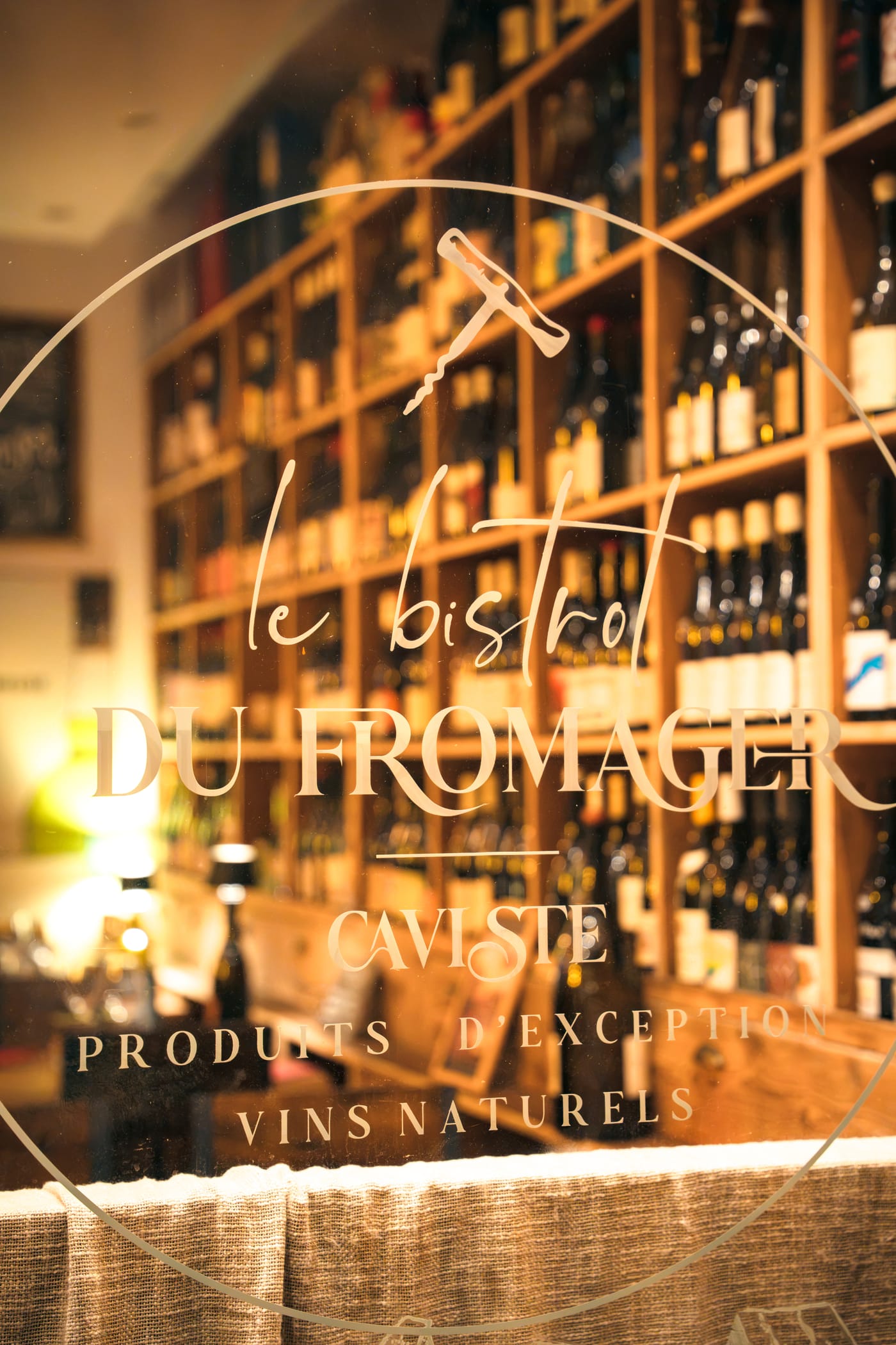 Vitrine et logo gravé du Bistrot du Fromager la nuit